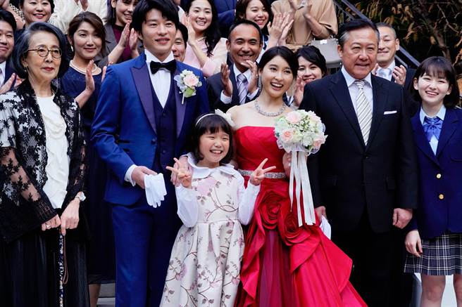 日本人气偶像土屋太凤搭檔田中圭演出《变调的灰姑娘》。（Catchplay提供）