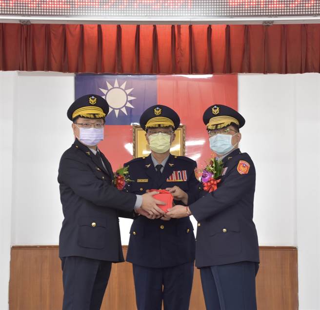 新北市金山警分局于今（24日）上午9时举办卸、新任分局长交接布达典礼。（金山警分局提供）