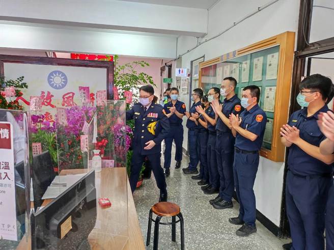 新北市金山警分局于今（24日）上午9时举办卸、新任分局长交接布达典礼。（金山警分局提供）