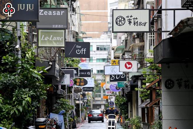 中央流行疫情指挥中心5月中旬将全国升为三级警戒，并要求多个行业应停业。（报系资料照）
★中时新闻网关心您：喝酒过量，有碍健康！
★中时新闻网提醒您：酒后不开车，安全有保障