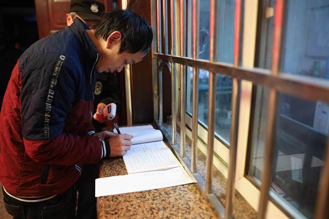 大陆人社部近日发布「北京市外来新生代农民工监测报告」显示，2020年北京新生代农民工占比达到50.1％、男性占比高于女性，就业集中于劳动力密集型行业，但从事资讯传输、软体和资讯服务业的占比则大幅提高，在所有行业中增幅最大。（新华社）