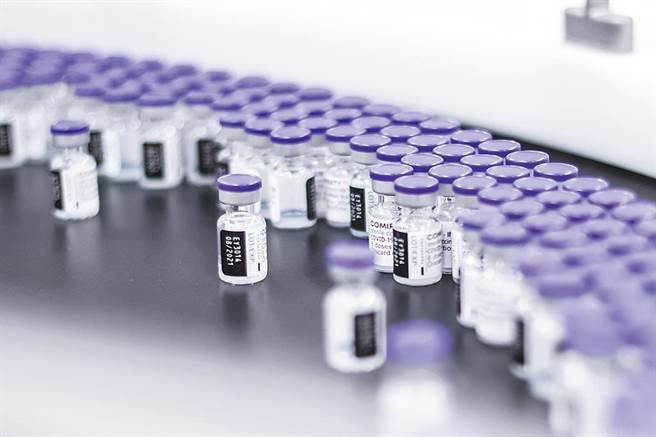 美國輝瑞藥廠和德國合作夥伴BNT共同開發與生產的新冠疫苗，已獲得美國食藥局（FDA）全面授權。（示意圖，美聯社資料照）