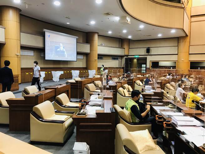 民进党团不满提案未经法治程序，集体退席抗议。（读者提供／陈彩玲基隆传真）