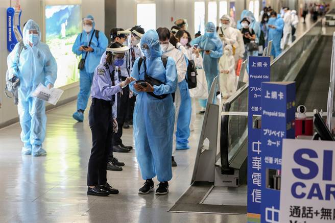 指揮中心為全面防堵Delta，27日起入境旅客一律搭防疫計程車。（圖／記者陳麒全攝影）