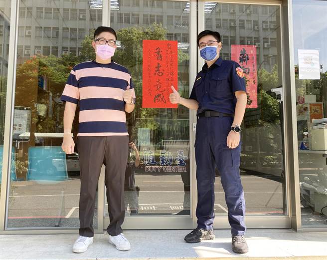 黎明派出所警員林孟寬順利備取警大二技行政學系，黎明所所長林澤聰特邀轄區知名書法巨擘姜姓書法家揮毫贈送「有志竟成」、「天道酬勤」等墨寶，期勉林孟寬持續砥礪前行，成為同仁榜樣與楷模。（警方提供）