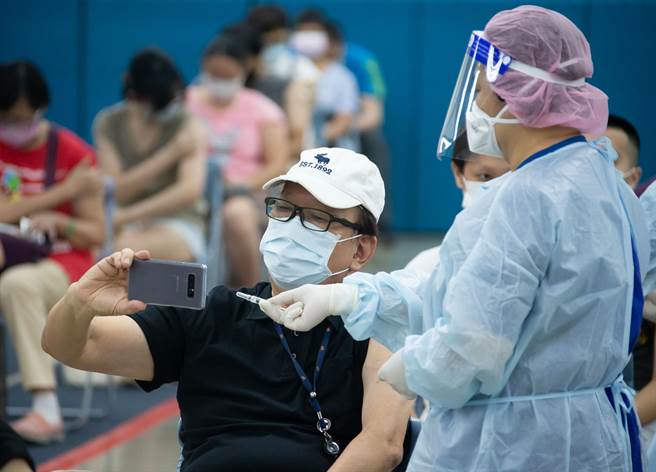 高端疫苗昨天（23日）開打，單日接種人次為17.9萬人，全國疫苗人口涵蓋率終於突破40％。(羅永銘攝)