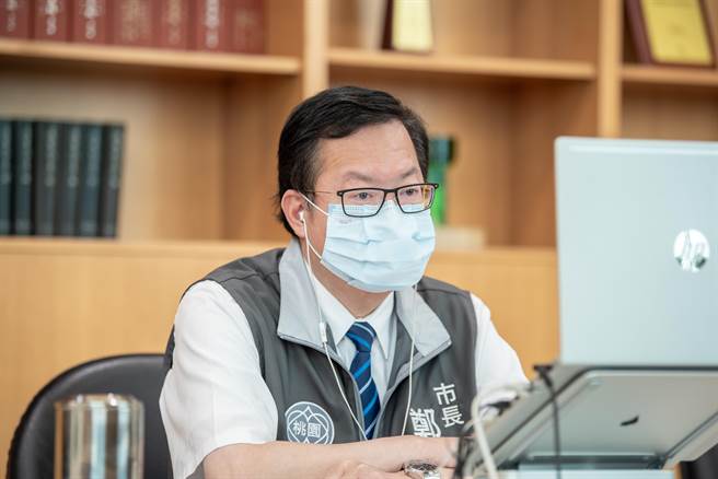 桃園市長鄭文燦一直被視為閣揆接棒人選，他24日上網路節目《新聞不芹菜》時表示，閣揆一職並非用「爭取」的。(蔡依珍攝)