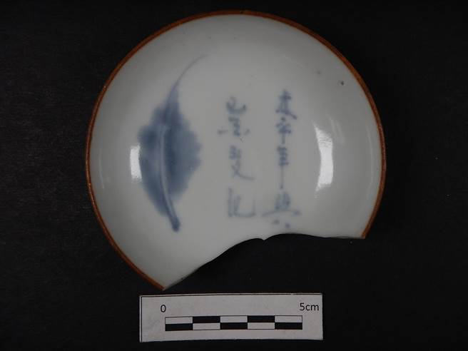 清代台湾道署遗址出土的一叶知秋磁器。(台南市文资处提供／曹婷婷台南传真)