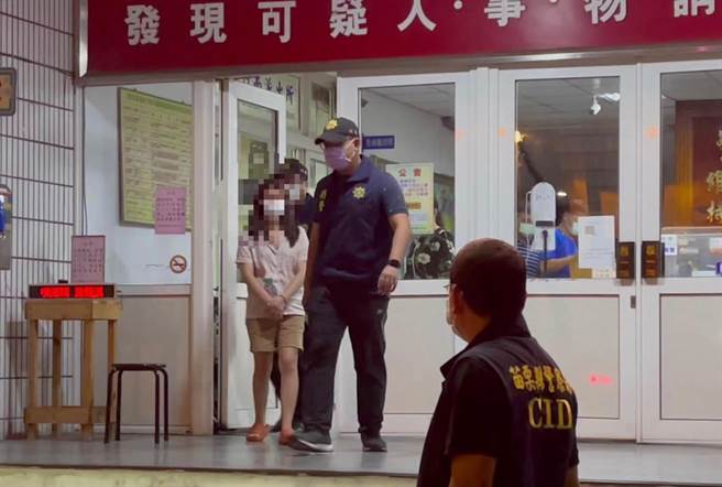 苗栗縣警竹南分局23日間查獲1名越配持有來自越南的可疑豬肉製品豬耳凍。（竹南警分局提供／謝明俊苗栗傳真）