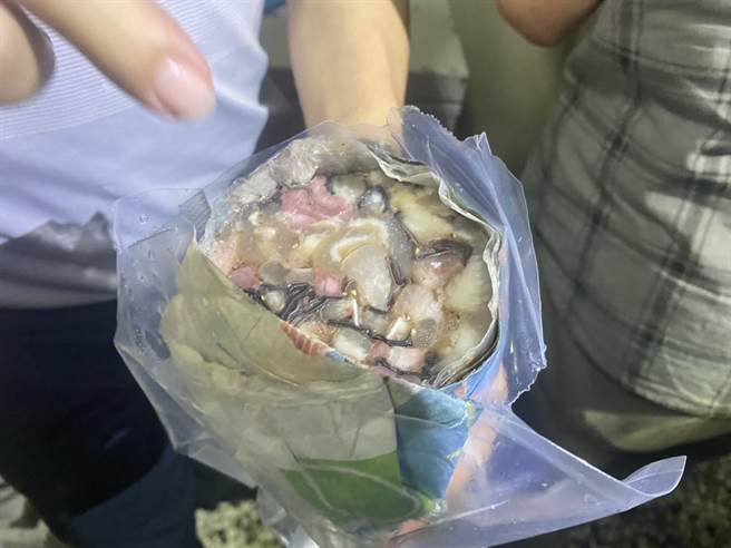 苗栗縣警竹南分局23日間查獲1名越配持有來自越南的可疑豬肉製品豬耳凍。（竹南警分局提供／謝明俊苗栗傳真）