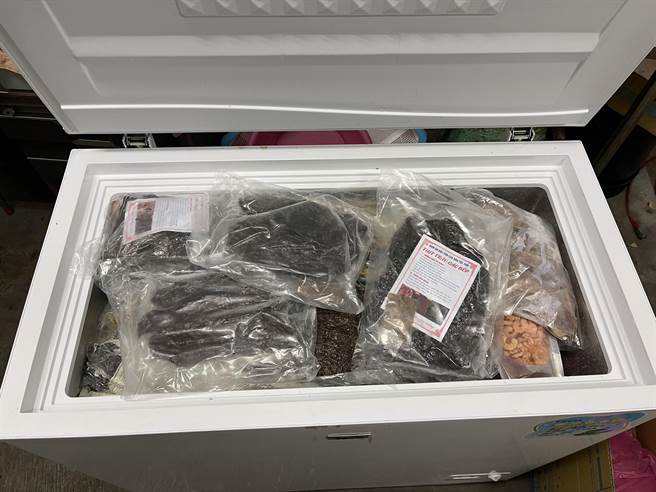 苗栗縣警竹南分局23日間查獲一只冷凍櫃藏有9公斤的可疑肉製品。（竹南警分局提供／謝明俊苗栗傳真）