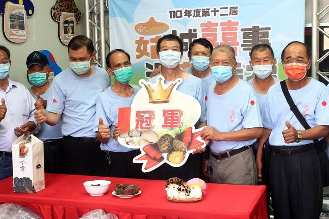 台中新社菇農林銘達榮獲2021年香菇評鑑冠軍，贏得「菇王」美名。（新社區農會提供／王文吉台中傳真）