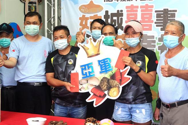 2021年香菇評鑑亞軍為劉嘉琪、高昭明。（新社區農會提供／王文吉台中傳真）