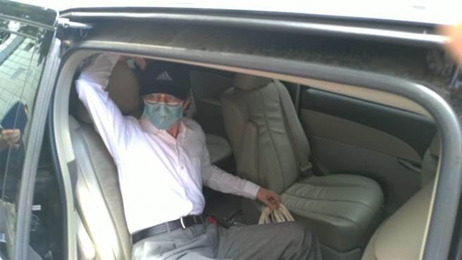 佳和集团董事长翁茂锺获交保后，不发一语快步搭车离去。（读者提供／洪荣志台南传真）