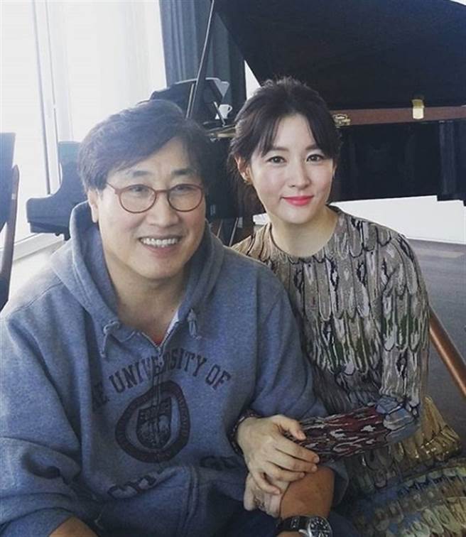 李英爱大20岁富尪超逆龄。(图／翻摄自韩网)