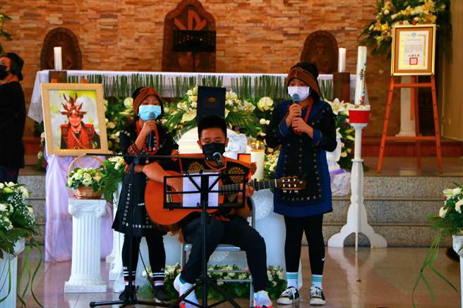 查马克‧法拉屋乐的长子乐可艾24日在父亲的告别弥撒上，与2位妹妹自弹自唱诗歌《有人在为你祷告》，接着一句真情告白惹哭眾人。（谢佳潾摄）