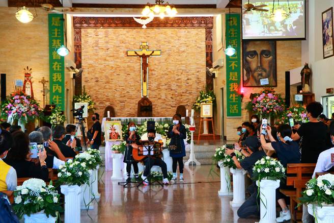 查马克‧法拉屋乐的长子乐可艾24日在父亲的告别弥撒上，与2位妹妹自弹自唱诗歌《有人在为你祷告》，接着一句真情告白惹哭眾人。（谢佳潾摄）