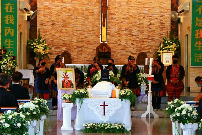 由查马克一手带起的泰武古谣传唱队也献唱一首思念的歌，孩子们向查马克许下承诺，他们会延续老师的爱与精神，绝对不会掉棒。（谢佳潾摄）