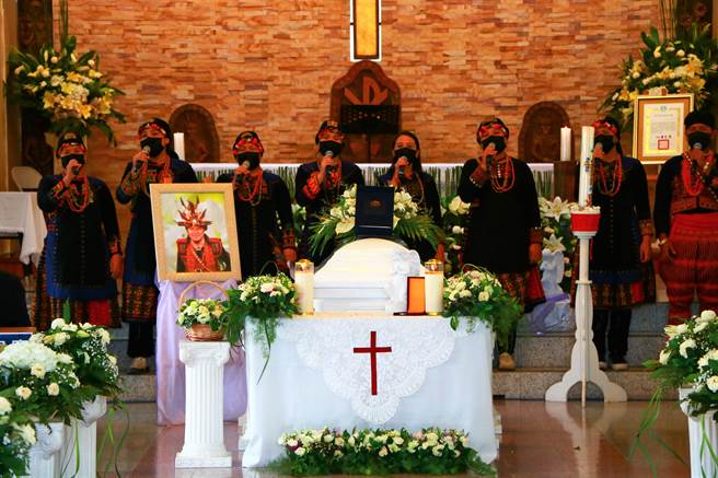 由查马克一手带起的泰武古谣传唱队也献唱一首思念的歌，孩子们向查马克许下承诺，他们会延续老师的爱与精神，绝对不会掉棒。（谢佳潾摄）