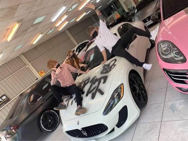 「渣男」玛莎拉蒂清理乾净后又被喷上「爱你」，网友傻眼：镀膜业配？(当事人提供)