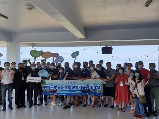 文资局澎湖场「保护水下文化资产观览引导员工作营」，25名潜水教练宣誓守护水下文化资产。（陈可文摄）