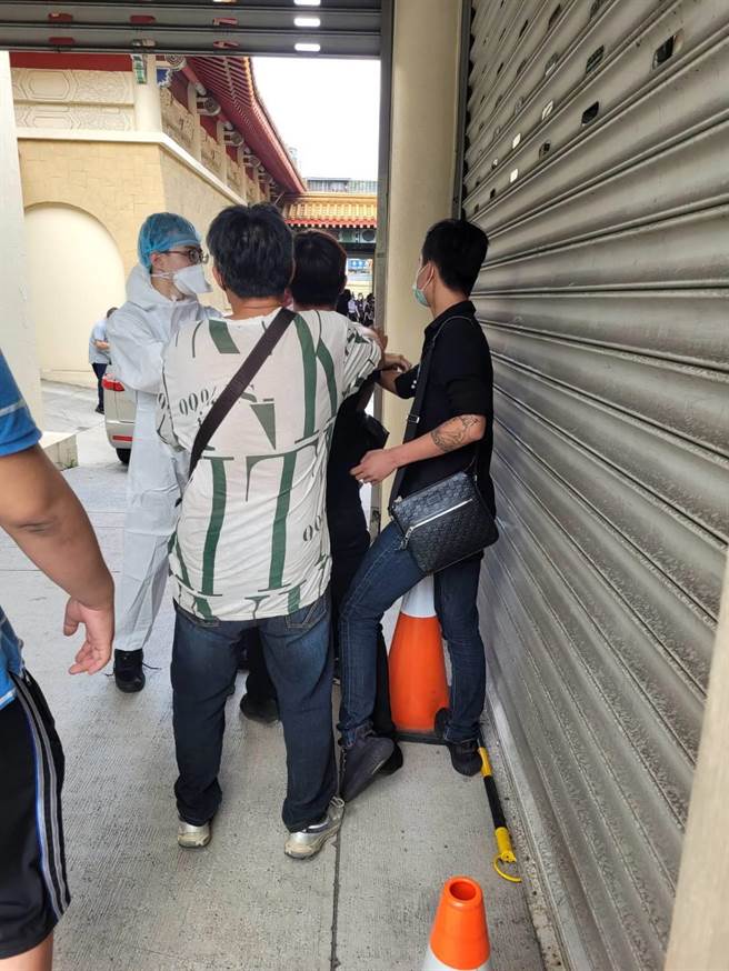 检警今（24日）下午解剖厘清死因，家属情绪激动一度衝向前要殴打林男，最后朝他用力推了一把，所幸被警方及时拦阻。（叶书宏摄）