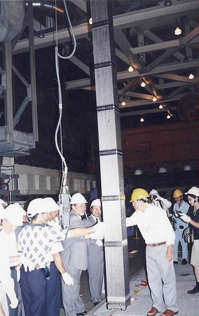 1999年，甚少曝光的核能發電用的鈾燃料元件。（本報系資料照片）