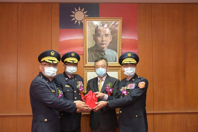 澎湖县新任警察局长陈宗能（右）到任。（陈可文摄）
