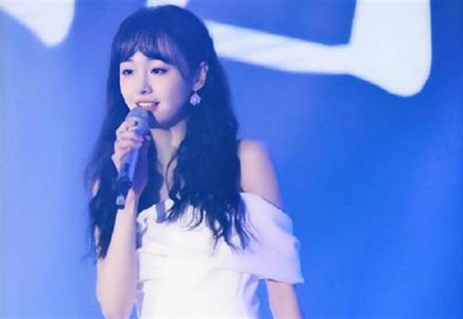 郑爽被前男友张恒踢爆「代孕弃养」，导致形象全毁。(图/翻摄自微博)