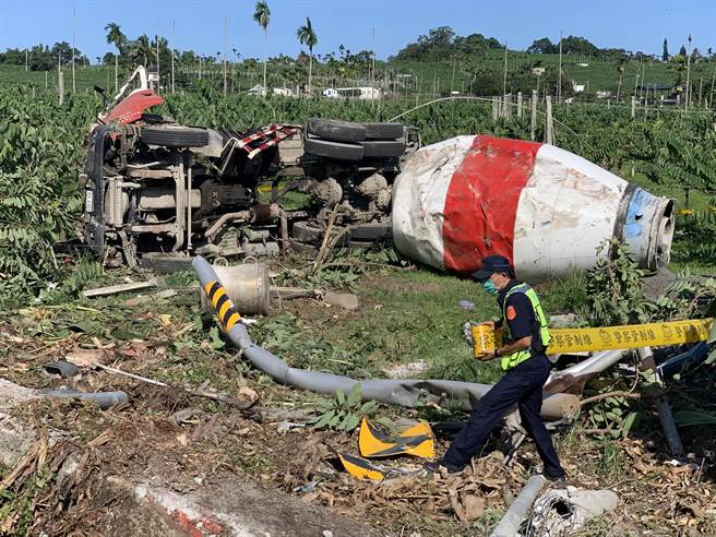 台東市卑南鄉頂岩灣東46線道路24日下午14時30分許發生一起預拌混凝土車翻車意外，造成謝姓駕駛男子OHCA。（民眾提供／蔡旻妤台東傳真）