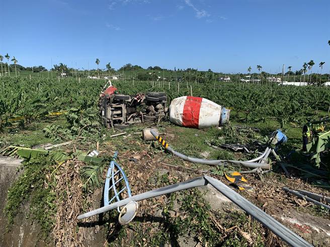 台東市卑南鄉頂岩灣東46線道路24日下午14時30分許發生一起預拌混凝土車翻車意外，造成謝姓駕駛男子OHCA。（民眾提供／蔡旻妤台東傳真）