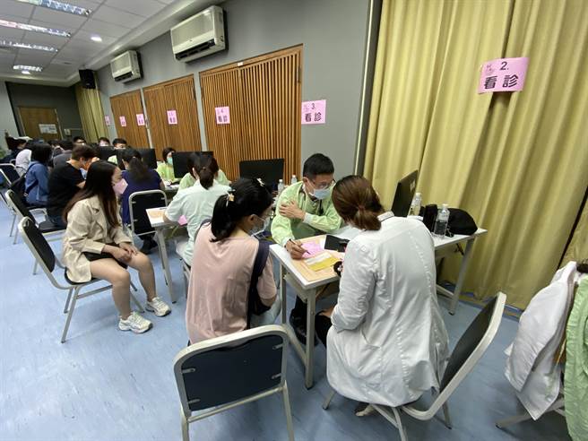 台中荣总24日分两地、三场次为民眾打莫德纳、AZ与高端等三品牌新冠疫苗。（冯惠宜摄）　