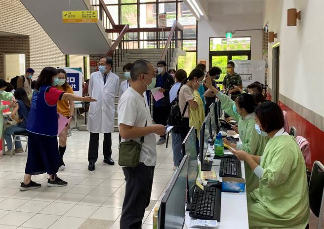 台中荣总24日分两地、三场次为民眾打莫德纳、AZ与高端等三品牌新冠疫苗，台中荣总院长陈适安也到现场巡视，为参与的医护、志工打气。（冯惠宜摄）