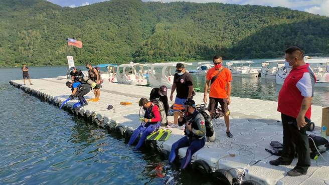 住在文兰村的周姓村民，今天中午前往鲤鱼潭莲华码头周边潜水，许久未起，消防局获报派遣潜水人员下水搜寻未果，目前已通知水域义消前往支援。（花莲县消防局第二大队提供／罗亦晽花莲传真）