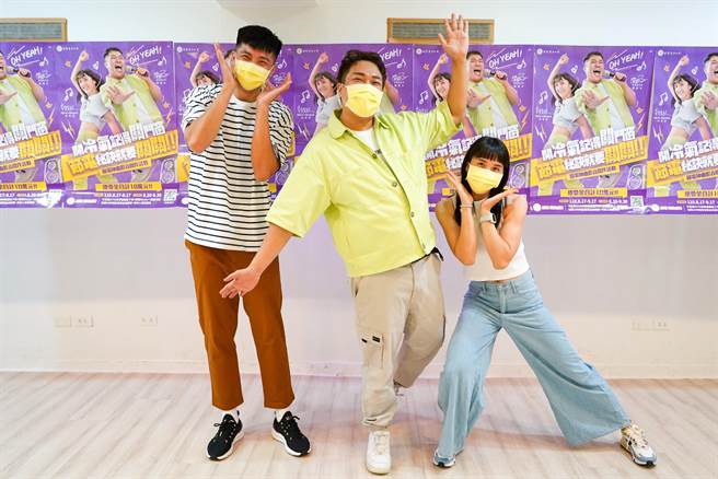 关韶文与两位节电大使-球星林宜晖、郭佳纹唱跳〈关关灯〉手势舞。（台电提供）