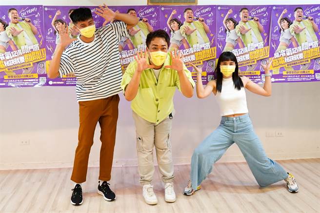 关韶文与两位节电大使-球星林宜晖、郭佳纹唱跳〈关关灯〉手势舞。（台电提供）