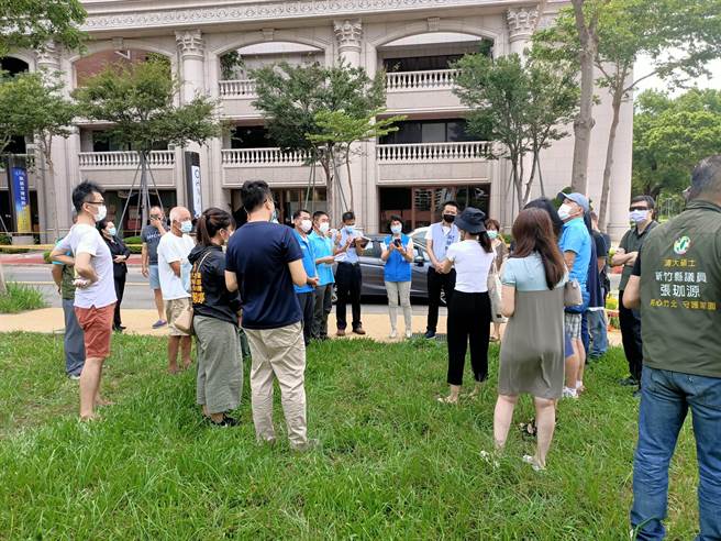 東興圳景觀再造一期工程內的綠41，因植栽不足，新竹縣文化局邀請民意代表、在地居民會勘，預計將移植喬木，增加綠意。（莊旻靜攝）