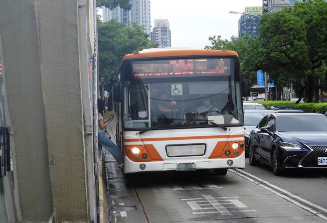 台中市议员于交通地政委员会提案，要求台中市逾龄市区公车应汰旧换新案，让市民搭乘安全舒适的新公车。（陈世宗摄）