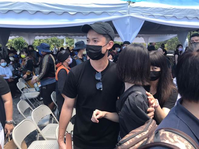 屏東泰武國小主任查馬克‧法拉屋樂不僅演活《斯卡羅》大股頭「卓杞篤」一角，與劇組人員也培養出好感情，導演曹瑞原、演員吳慷仁等24日出席查馬克的告別彌撒。（謝佳潾攝）