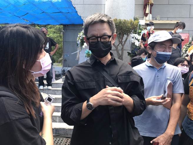 屏東泰武國小主任查馬克‧法拉屋樂不僅演活《斯卡羅》大股頭「卓杞篤」一角，與劇組人員也培養出好感情，導演曹瑞原、演員吳慷仁等24日出席查馬克的告別彌撒。（謝佳潾攝）