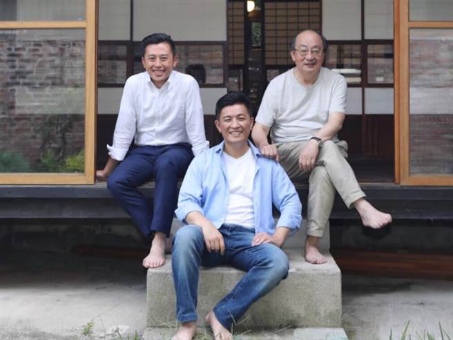 行政院政务顾问郑宏辉（中）近日推出「谁是接班人」政治实习生计画，在脸书贴上与柯建铭、林智坚的合照， 召告接班意味浓厚