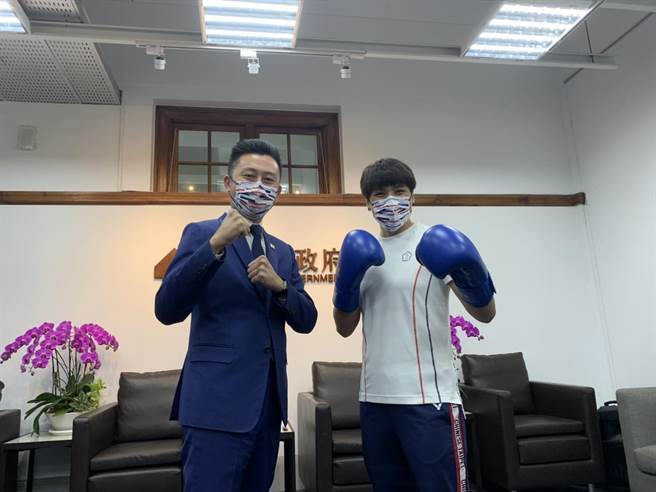 新竹市長林智堅（左）24日與「拳擊女王」陳念琴會面，林智堅當場加碼頒發每人各10萬元獎勵金。（陳育賢攝）