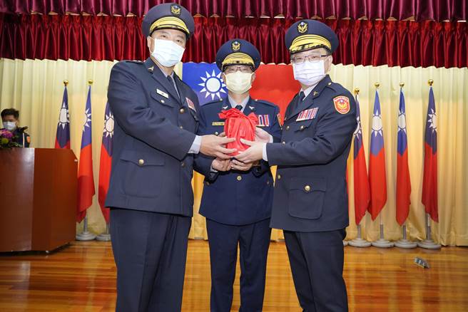 新北市警察局長黃宗仁主持樹林警分局長接，右為新任局長趙家輝，左為前任局長陳永昌。(新北市樹林警分局提供)