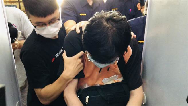 补教老师廖文圣（低头者）偷拍女学生如厕，涉犯妨害秘密罪遭起诉，他今在法庭上向被害女学生鞠躬道歉，但女学生不接受。（图／本报资料照片）