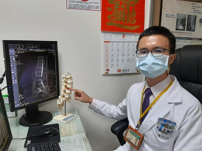 曾威傑醫師提醒勞力工作、體重較重、久坐的人，容易發生椎間盤脫疝，應特別留意。（大千醫院提供／謝明俊苗栗傳真）