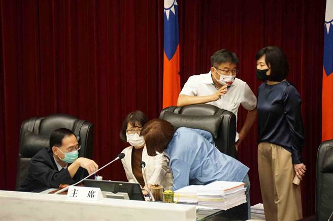 民进党提出搁置该案，引发国民党抗议，议长曾丽燕只好先喊出休息5分钟，与蓝绿党团总召沟通。（柯宗纬摄）