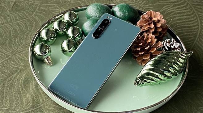 Sony Xperia 1 II 5G镜湖绿款式。（黄慧雯摄）