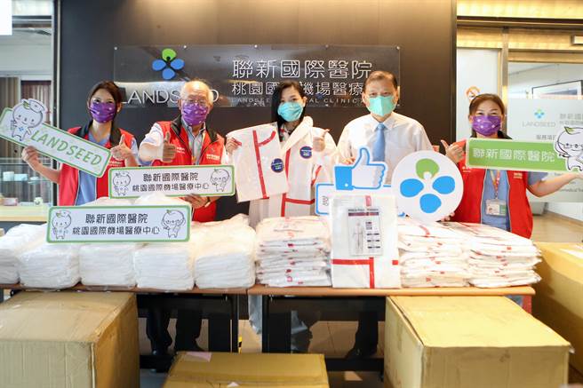 台湾民眾党立法委员高虹安（中）24日偕同财团法人消防发展基金会，为在桃园机场第一线服务的联新国际医院，捐赠医疗等级防护衣及隔离衣，希望透过捐赠防疫物资装备，为国境疫情管控尽一分心力，也希望藉此抛砖引玉，吸引更多企业单位共襄盛举。（陈麒全摄）