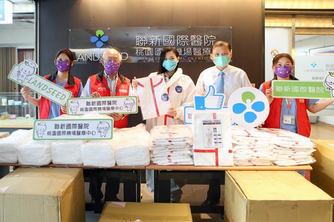 台湾民眾党立法委员高虹安（中）24日偕同财团法人消防发展基金会，为在桃园机场第一线服务的联新国际医院，捐赠医疗等级防护衣及隔离衣，希望透过捐赠防疫物资装备，为国境疫情管控尽一分心力，也希望藉此抛砖引玉，吸引更多企业单位共襄盛举。（陈麒全摄）