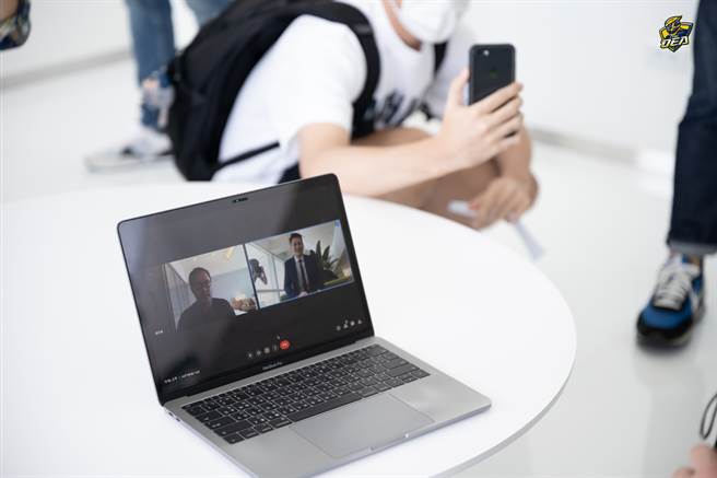 「大师兄」林智胜（左）担任神秘嘉宾向谢亚轩信心喊话。（中信特攻提供）